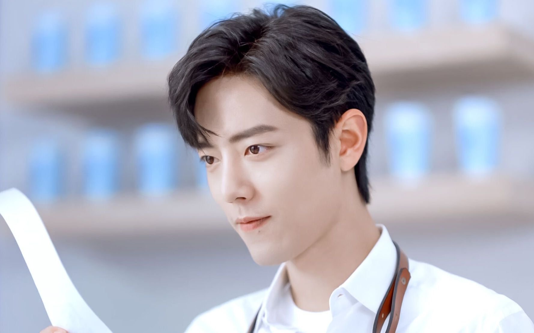 肖战|肖战被狗仔偷拍广告现场，满脸疲惫令人心态，签约已满全年无休