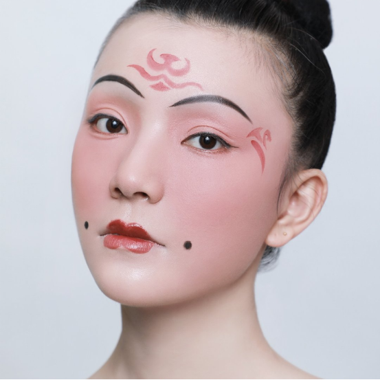 胭脂 古代社会没有现代化妆品,那么古代女子是怎样化妆的?