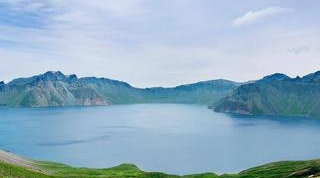 长白山天池 长白山天池是一个冷水湖，那里面真的会有水怪和大型生物吗？