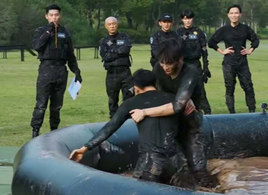 秦奋|秦奋与杨和苏泥潭摔跤大战，假发片都打掉了！脱发越来越年轻化？