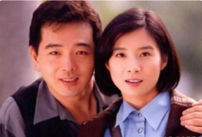 张晨光|张晨光出道37年，至今0绯闻，看了他妻子的照片后，真相大白！