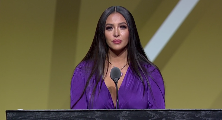 科比·布莱恩特|泪目！瓦妮莎登台瞬间与科比对话，模仿爱人神态，全场高喊：科比