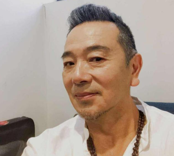 张晨光|张晨光出道37年，至今0绯闻，看了他妻子的照片后，真相大白！