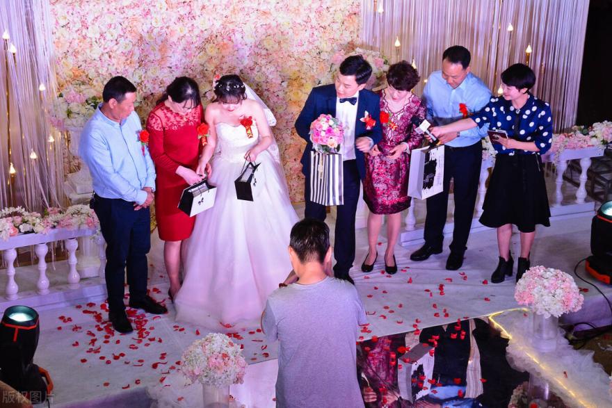 诡闻探听录|新人大婚，大屏幕却播出不雅视频，法院判公司双倍返还定金