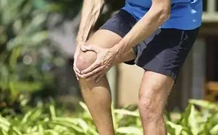 医生|晨起一杯热水“变毒水”，63岁老汉肾衰离世，医生叹惜：无知害人不浅