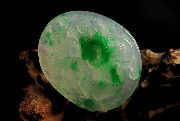 飘花翡翠|具有晕染现象的不一定就是飘花翡翠，睁大眼睛，还有可能是飘藓