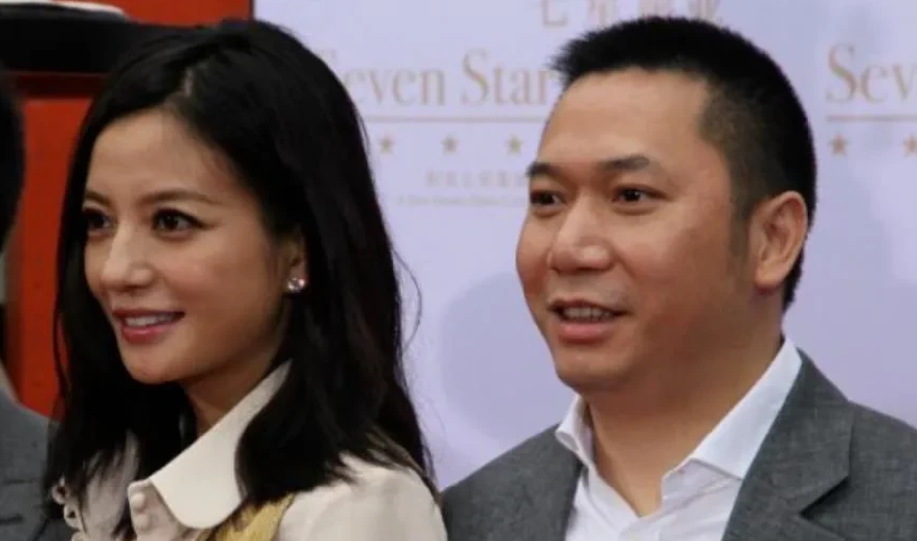 赵薇|周迅和赵薇在化妆间，赵薇一脚就把椅子踢翻，嚷道：谁这么不长眼？