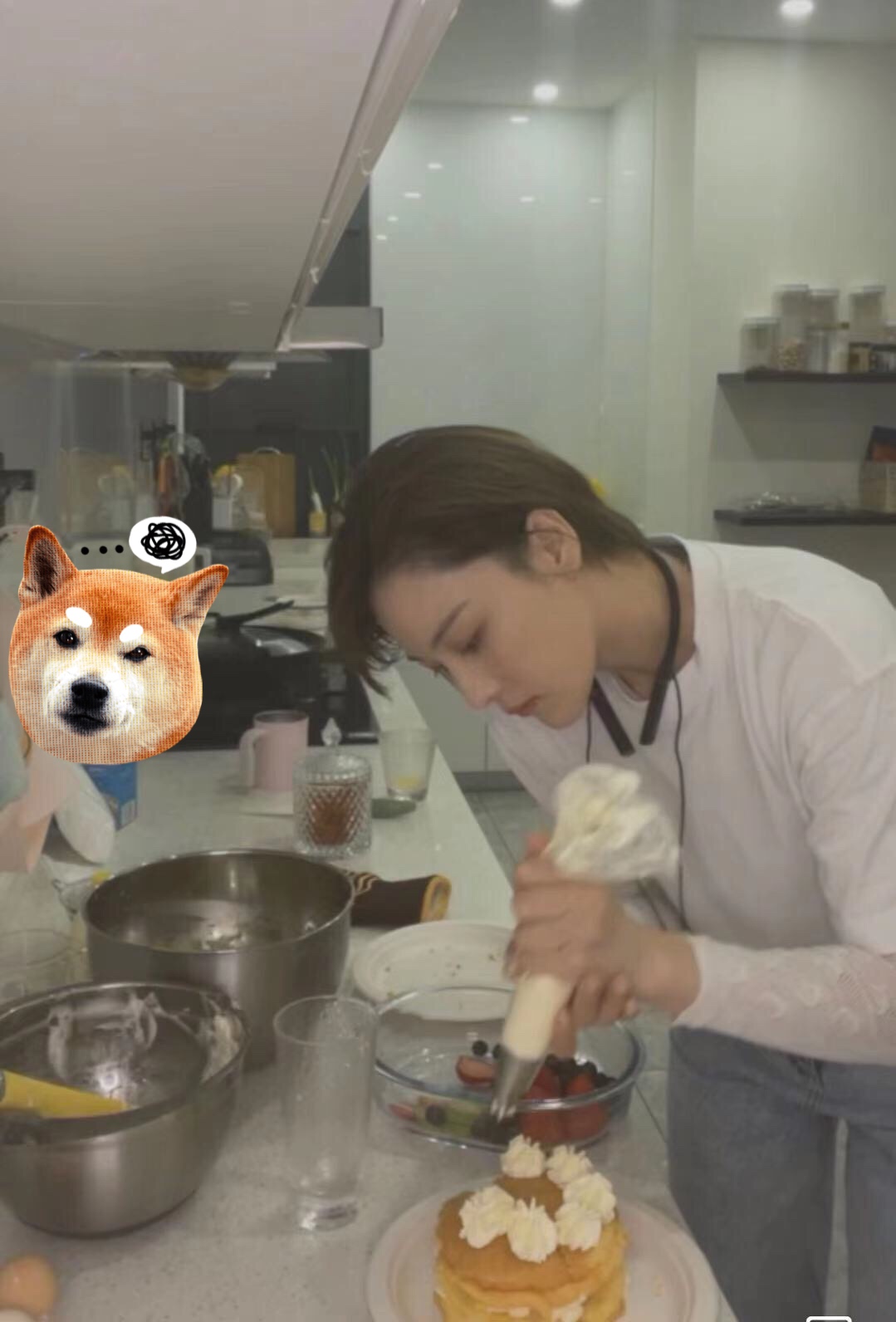 张馨予|张馨予出席活动一直摸小腹，被网友猜测怀孕，本人发文回应：因馒头吃太多