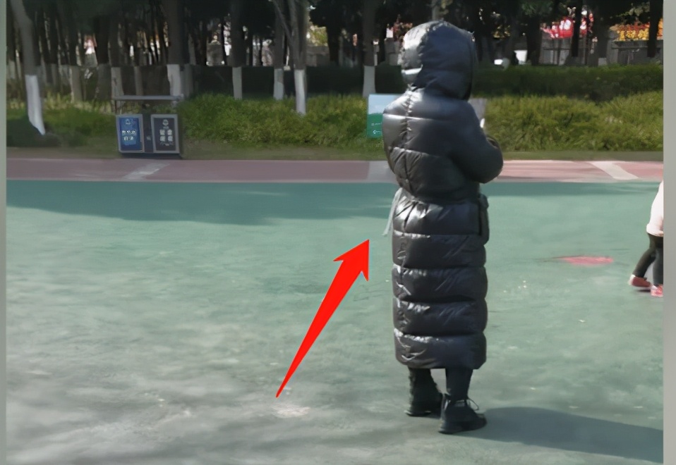 事故全球通 上海一女子偷拍多名孩子照片，疑为“人贩子”？警方：她在介绍天气