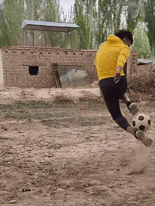 新疆维吾尔自治区|新疆网红足球星：农村小伙自学足球踢进职业联赛