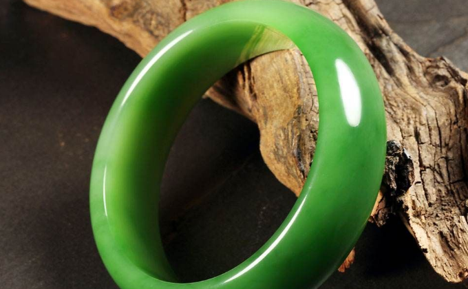 翡翠手镯|翡翠和玉有什么区别？怎样看一块翡翠的好坏？又如何选翡翠手镯？