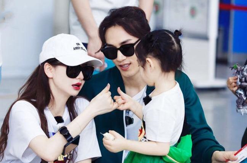 润唇膏 被戚薇晒的洗发水圈粉，不愧是“油头克星”，网友：洗完蓬松柔顺