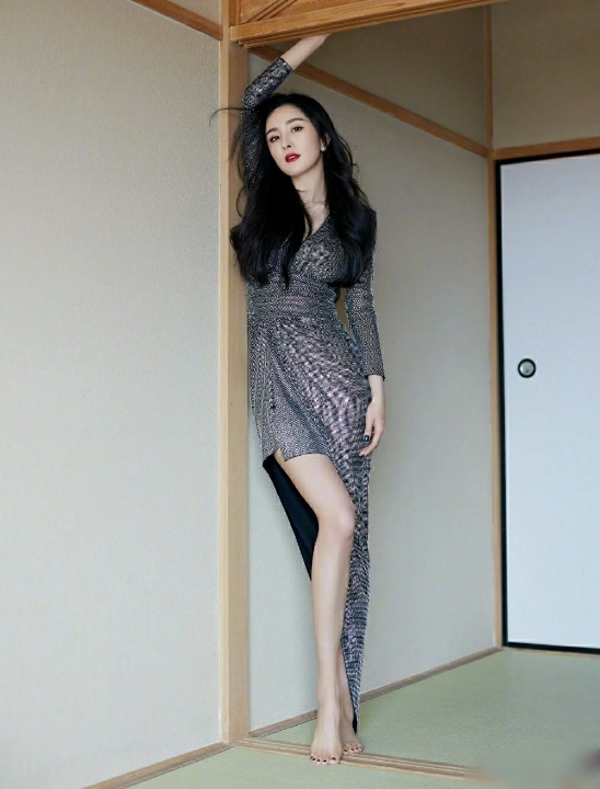 彩妆派|如何通过穿搭凸显身材？杨幂很值得大家的学习，尽显身材的优势