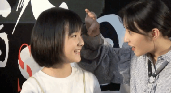 张子枫|张子枫蹲下和小演员跪着合影,被一把拽回:幕后镜头撒不了谎