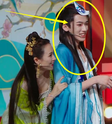 宋亚轩|章子怡衣领太大，弯腰躲宋亚轩身后时看他眼神，是对长辈最大尊重！