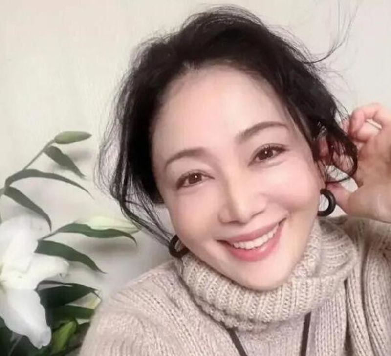 闫妮 精华液不能直接涂抹？女人切记“3不要”，当心皮肤越来越粗糙