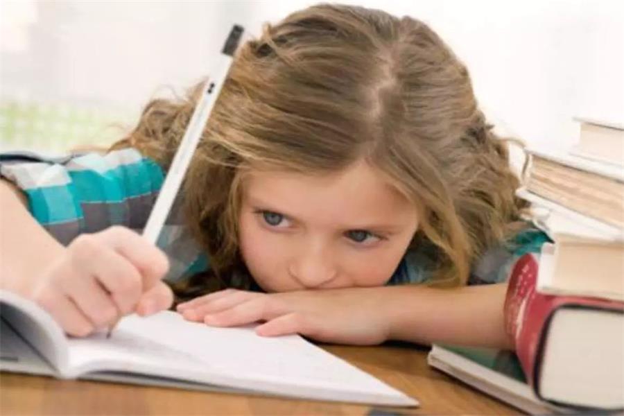 雷九趣说|父母要学会检讨自己,别让这些行为影响孩子,避免他们胆怯懦弱