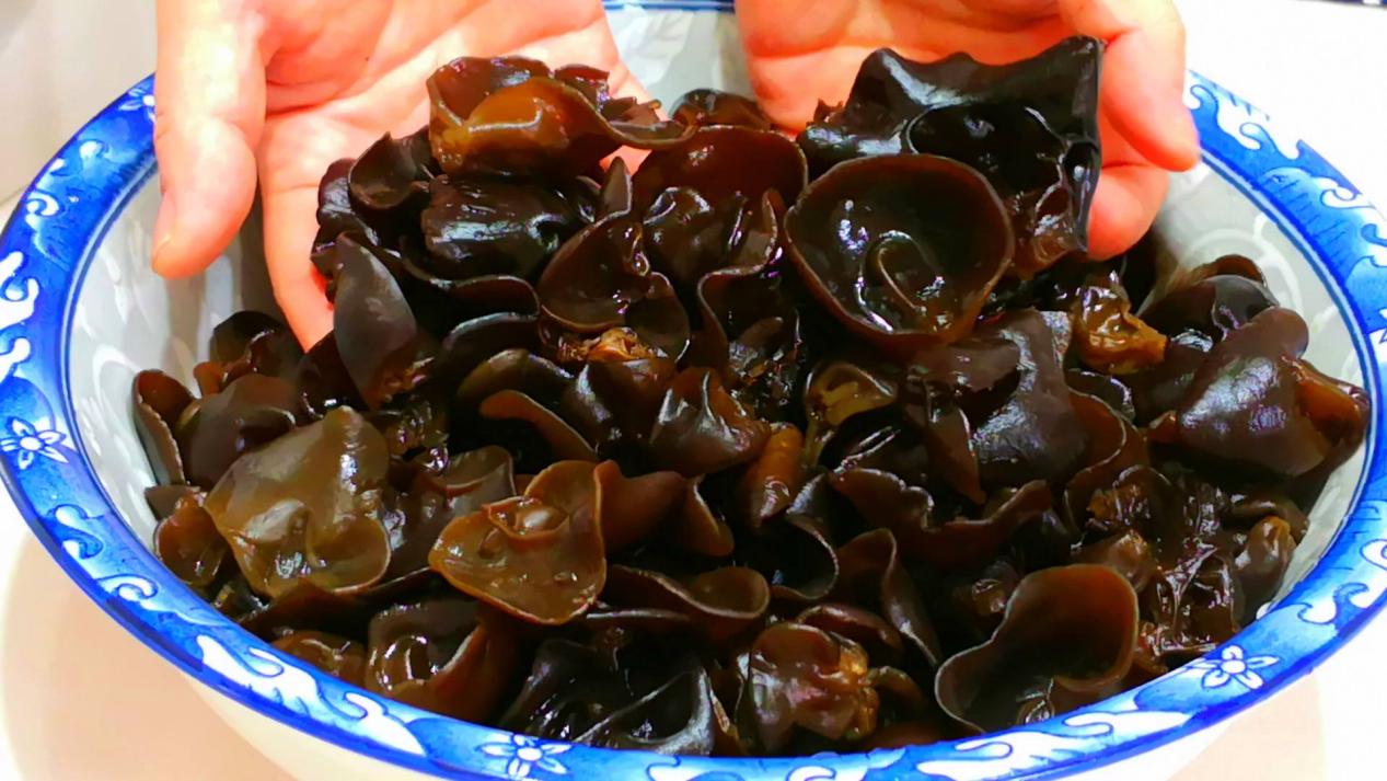 甲状腺|木耳是甲状腺癌变的催化剂？医生忠告：不想甲状腺“报废”，2物要少吃