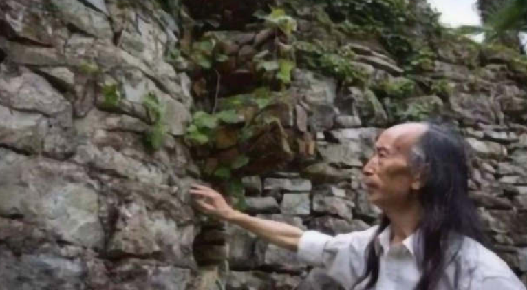 富翁|56岁男子隐居山林，花光积蓄每日做一件事，20年后成为亿万富翁