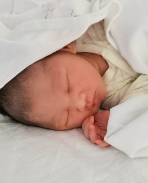 睿齐的爸爸|你们抱着刚出生的宝宝是什么体会呢？有没有一种不知所措的感觉？