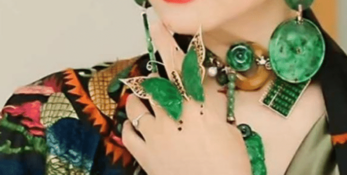 红楼梦|《红楼梦》中的她，53岁仍肤白貌美，满身天价翡翠真不凡！