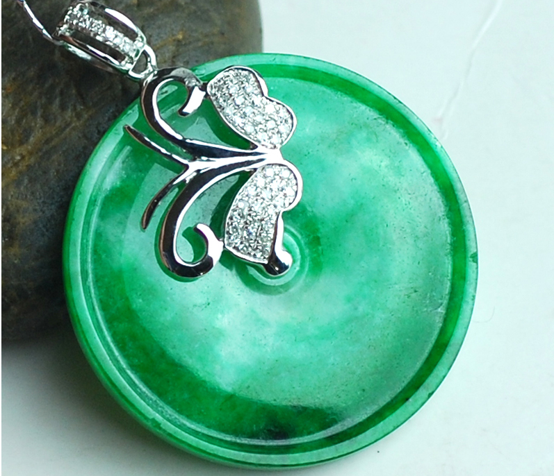 翡翠|翡翠市面上有很多仿冒品，它们的外观很相似，但是内部结构不同