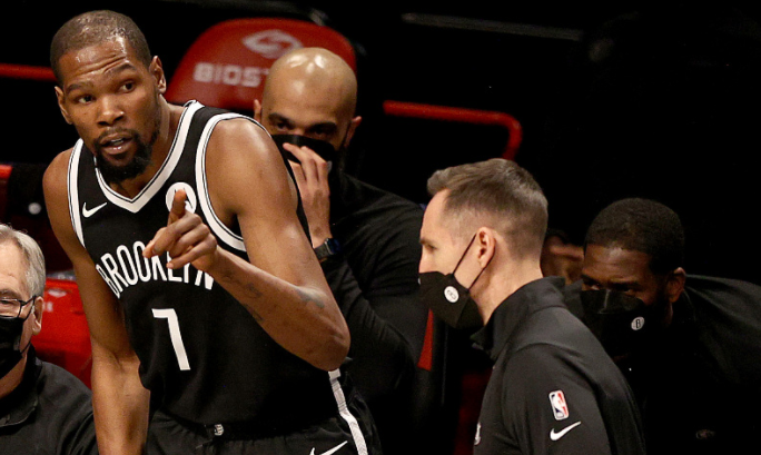 凱文·杜蘭特|尷尬！杜蘭特被犯規(guī)后坐主帥椅子，納什和工作人員拿毛巾擦干凈