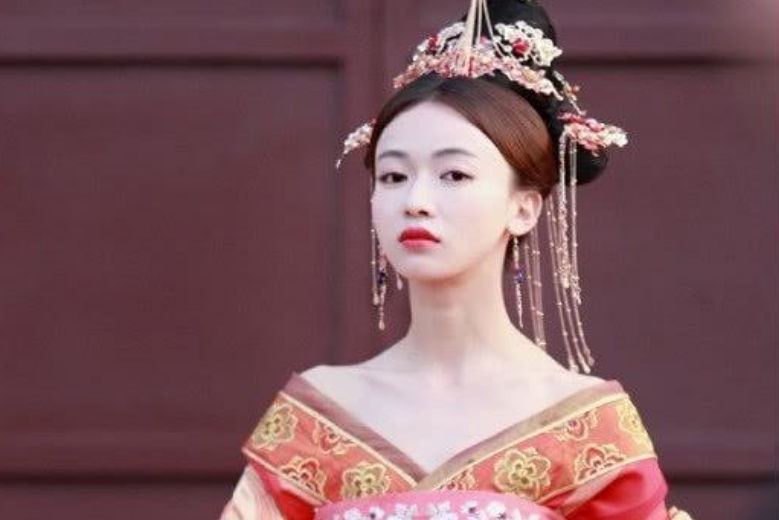 央视|曾被央视点名批评，出门带30个保镖和6个助理，现在她怎样了？