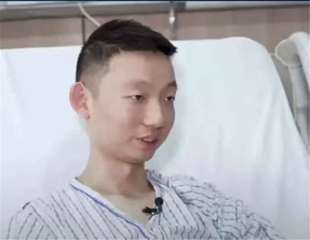 郭希宽 郭希宽现身高档小区被抓包，手拿快递盒，穿着休闲疑似常住该小区