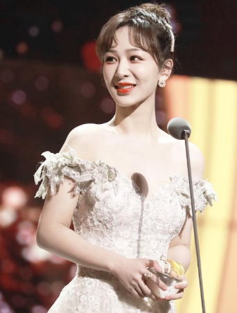 杨紫|杨紫上台拿奖，提裙走路时看清她脚上穿的鞋，这是对奖杯最大尊重！