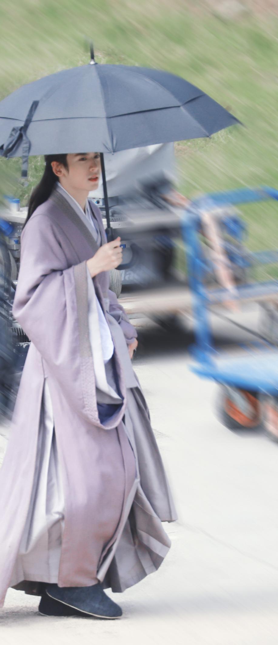 肖战|山河令张哲瀚打伞合集，网友：全网老婆不是白叫的！