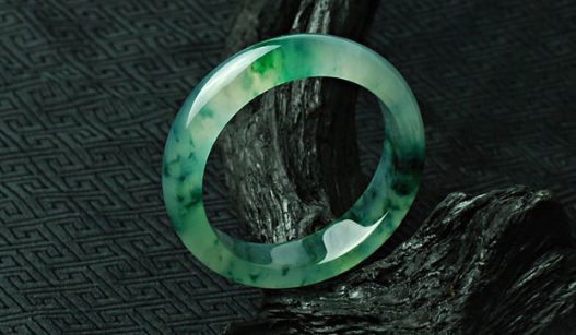 翡翠|翡翠要进行水养，泡久了会越泡越亮吗？这其中的道理又是什么？