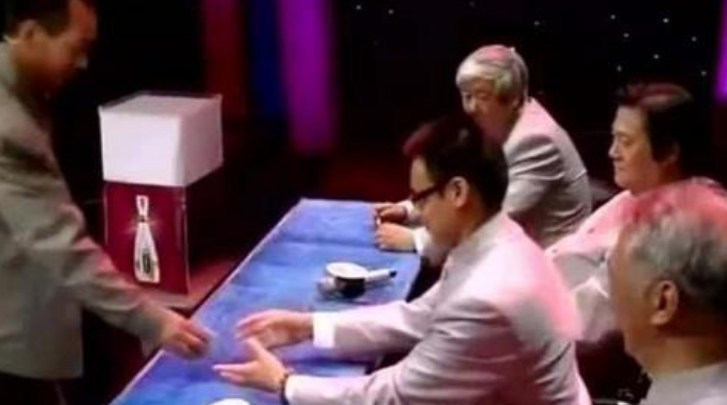 颜夕趣史 男子带免死金牌去鉴宝，声称是传家宝，专家：胆子真大