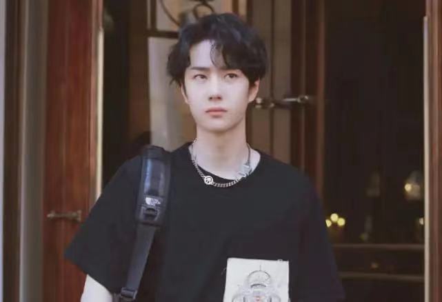 王一博|王一博十六岁荣登校园男神榜榜首，看到照片后，网友：我们没瞎