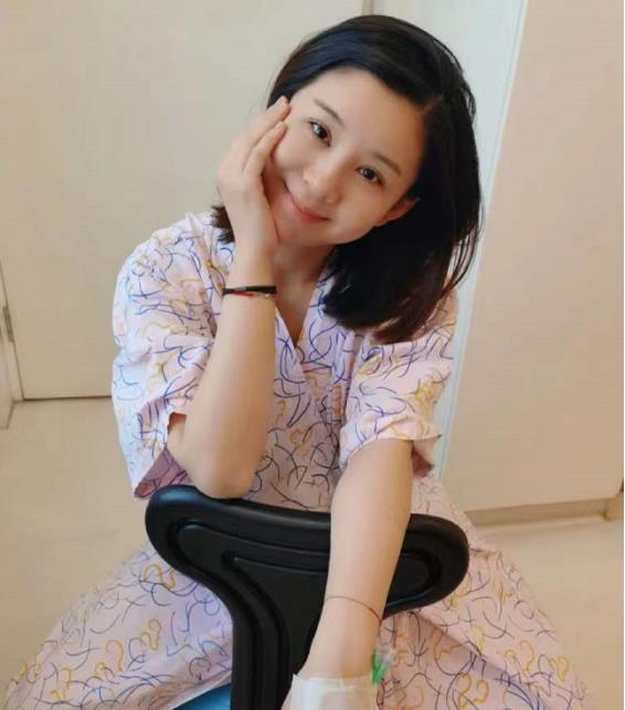 李小萌|李小萌晒孕期变化照，产后20天瘦了一大圈，双手纤细腰部无赘肉