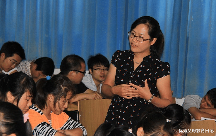 中国农业科学院|职业高中课堂一角，学生上课“睡倒一片”，老师独自讲课让人心疼