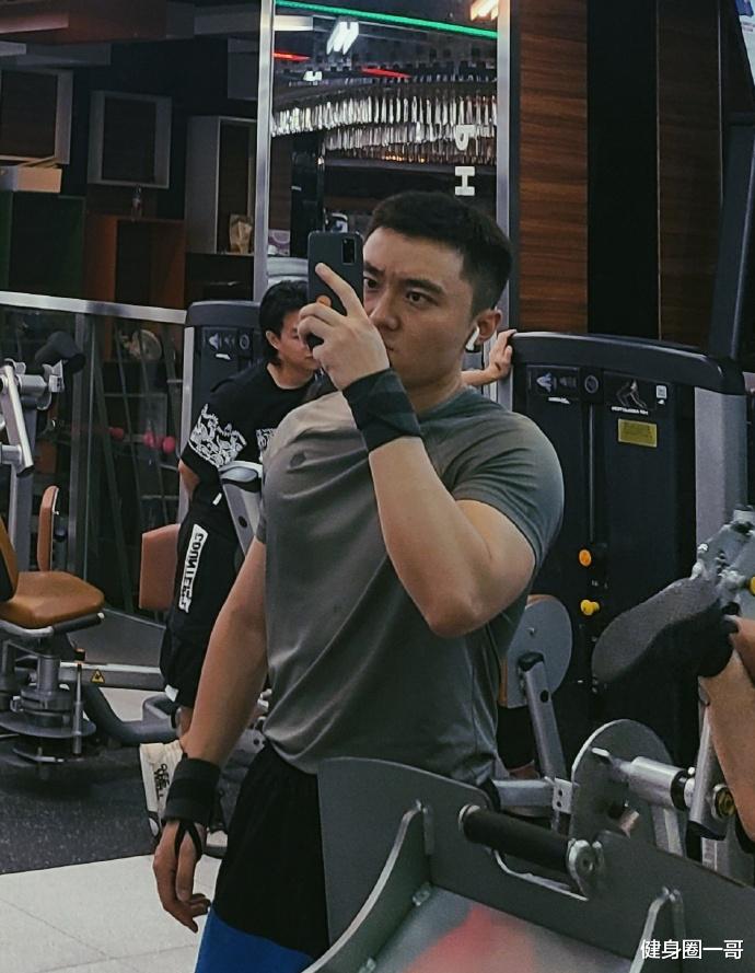 健身圈一哥 32岁的新疆爷们，健身房锻造练就健壮好身材，小胡子又痞又酷帅！