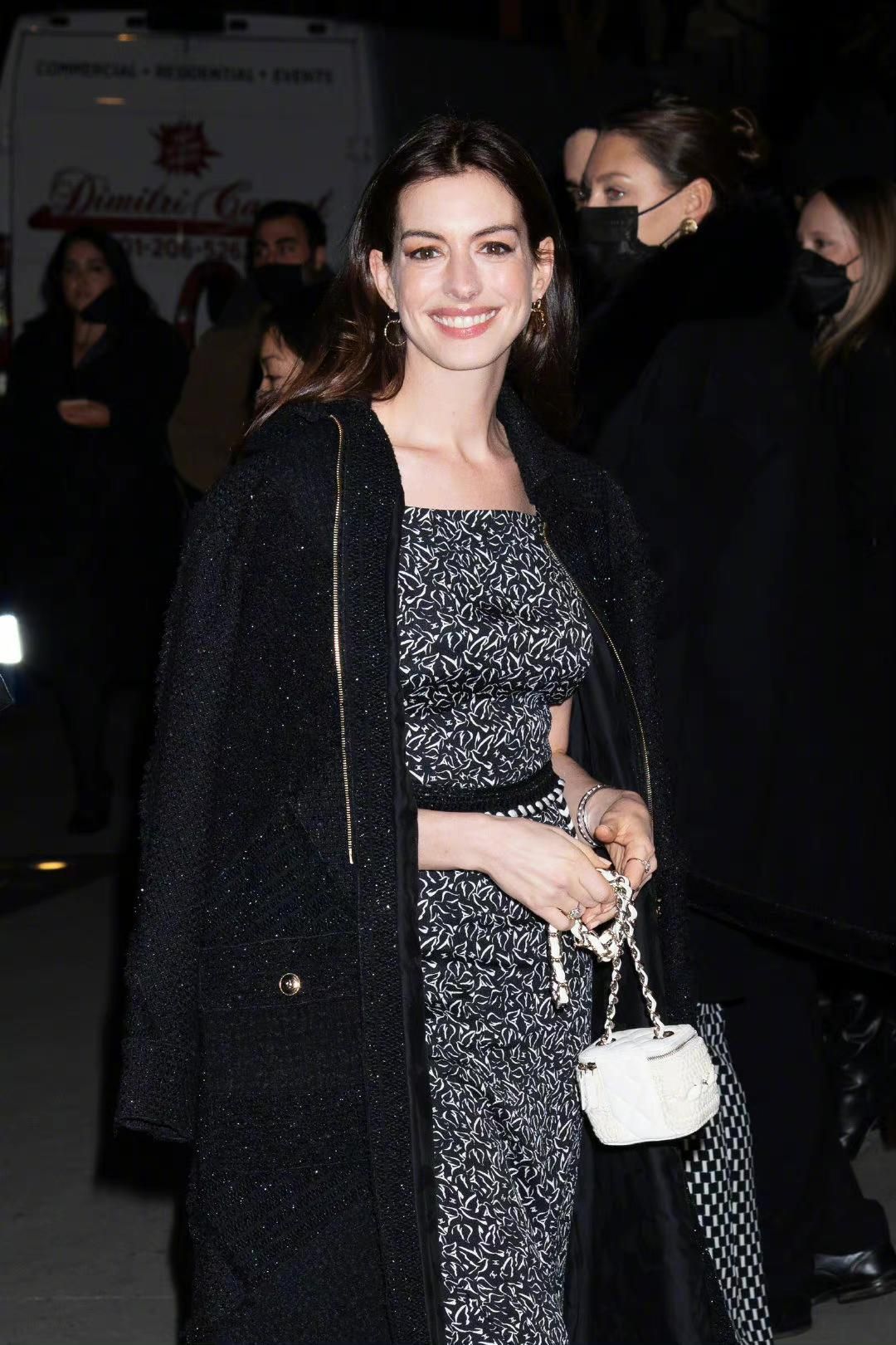 安妮·海瑟薇|安妮海瑟薇真有一套！快40了还是那么美，略施粉黛就轻松惊艳众人