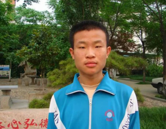 杨洋|北大“韦神”又出现在镜头前，颜值和气质大变，学生：可以出道了