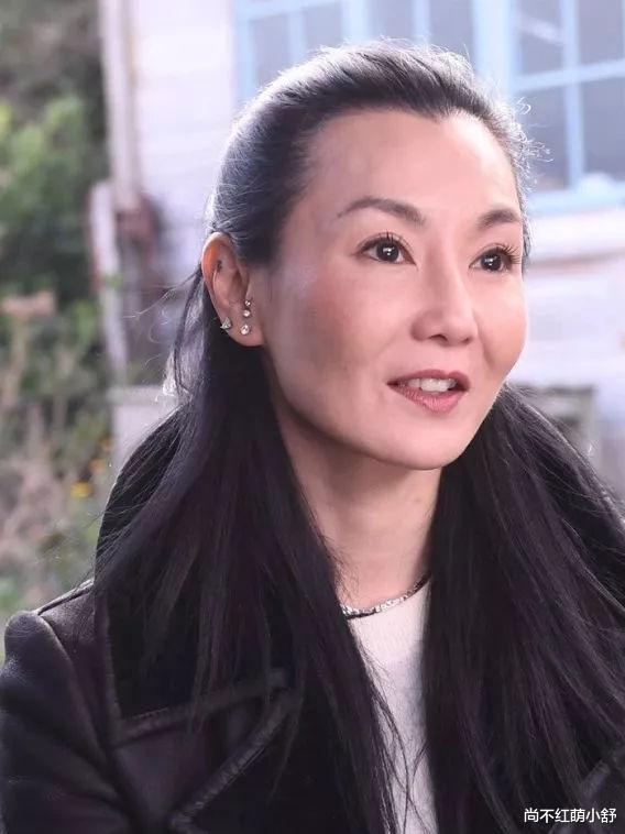 尚不红萌小舒|张曼玉20、30年前时髦穿搭火了，多年后网友：今天穿衣都比不上她