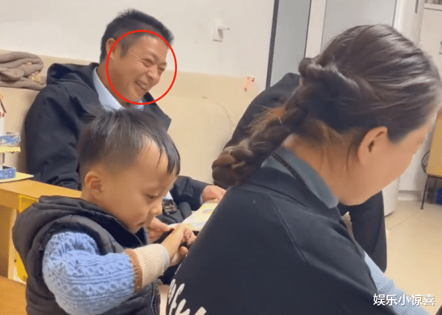 奇奇|田静晒奇奇给许妈捶背照,姚爸在旁边开心地笑,网友:血缘真奇妙