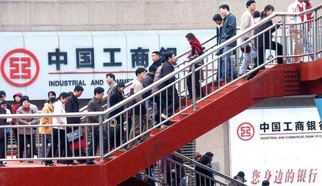 童书小窝|10万块放银行“吃利息”,整存、分开存有何不同?关乎你到手利息