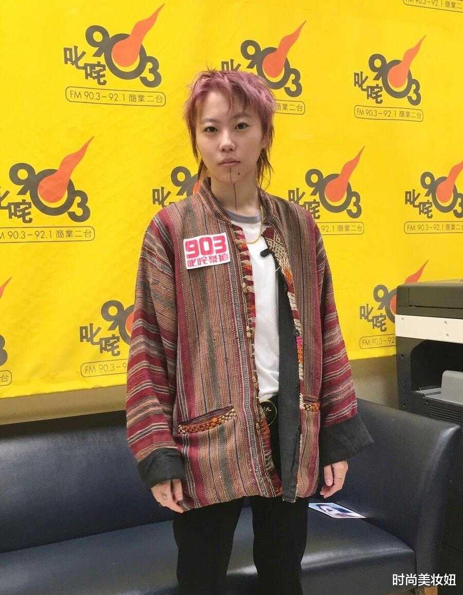 穿衣搭配|窦靖童的时尚真难理解，“禅修”外套配紫色短发，下巴纹身很另类