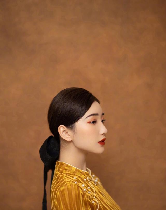 毛晓彤|高马尾+抹胸晚礼裙,毛晓彤这套造型很可爱俏皮,化身甜美公主!