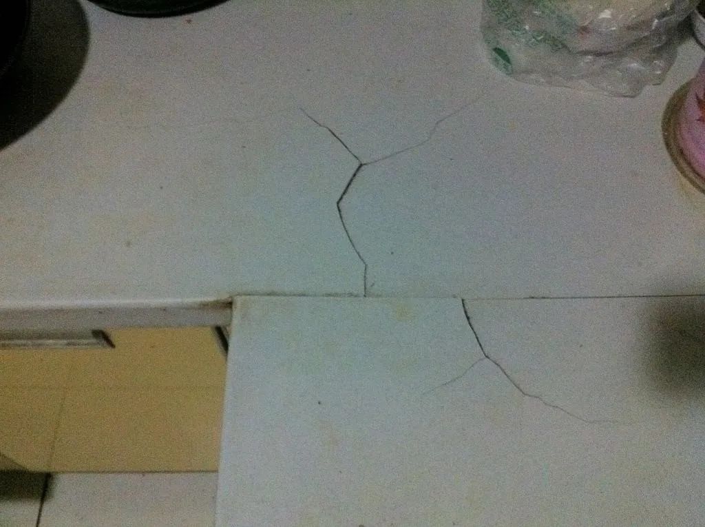 我家厨房灶台用大理石真是坑啊，没用多久台面就开裂了，真糟心！