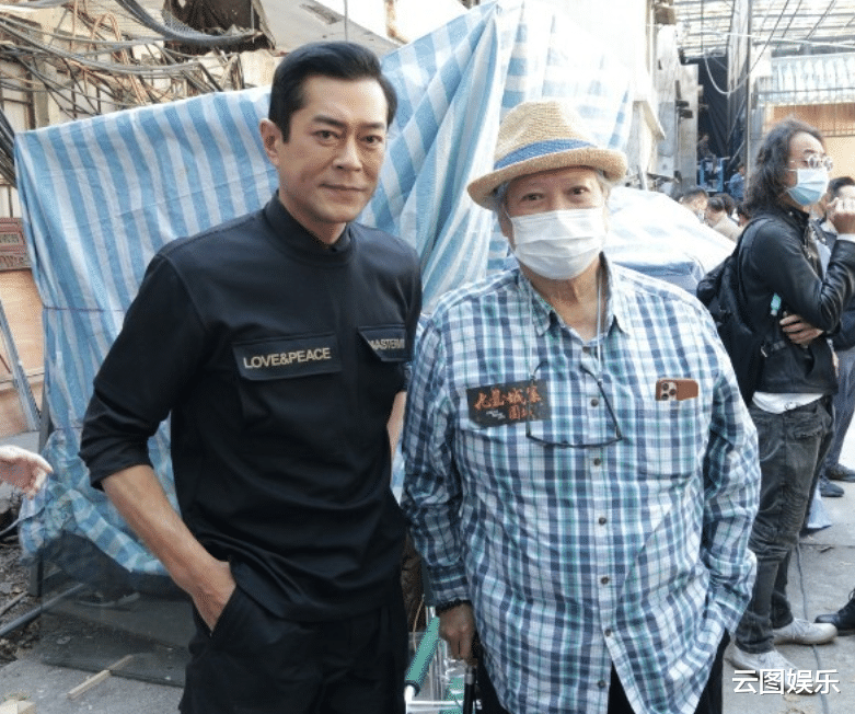 洪金宝|洪金宝拄拐杖现身，被问好友谭咏麟的风波，怒斥网上很多事不能信