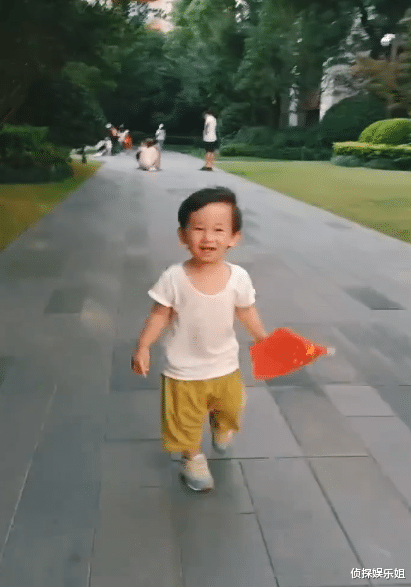 应采儿|应采儿晒二胎儿子萌态，一岁HoHo奔跑灵活，笑起来像妈妈