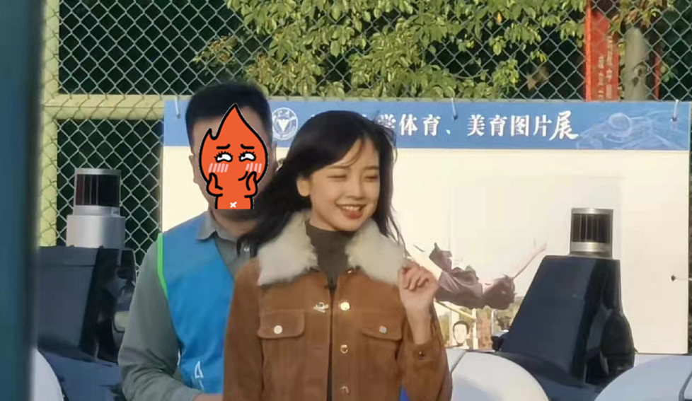 王冰冰|王冰冰现身校园被围观！手腕纤细双腿修长，与路人合照生图太惊艳