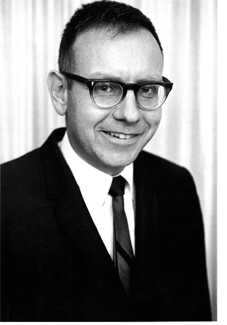  查理芒格：人到中年，艰难得入不敷出时，遵循两个原则，便能翻身