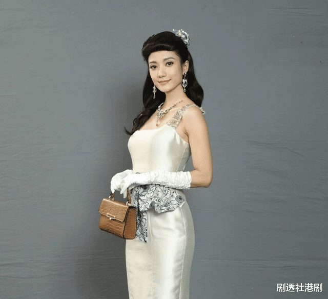 王君馨|港剧《铁拳英雄》开播！离巢女星单人海报被删，网友嘲TVB没有人情味